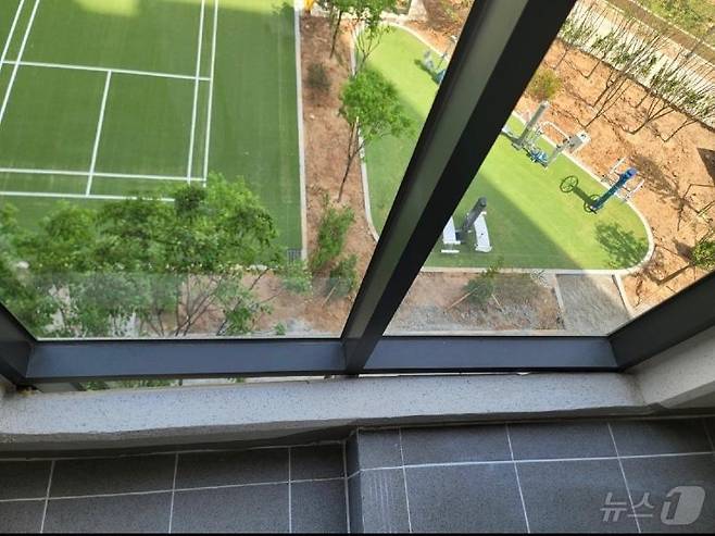 전남 무안군에 입주를 앞둔 '힐스테이트 오룡' 내 발코니 벽과 난간이 떨어져 있다. (커뮤니티 갈무리)2024.5.7/뉴스1