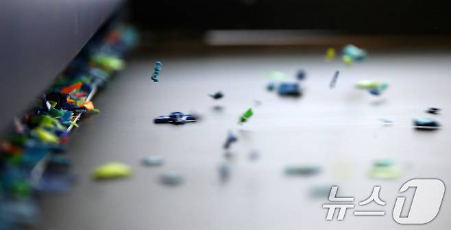 경기 고양시 킨텍스에서 열린 폐기물자원순환산업전&친환경·미래소재 2024 차세대 분체산업전에서 초분광 기반 플라스틱 선별 AI 솔루션 기기가 플라스틱을 선별하고 있다. ⓒ News1 이승배 기자