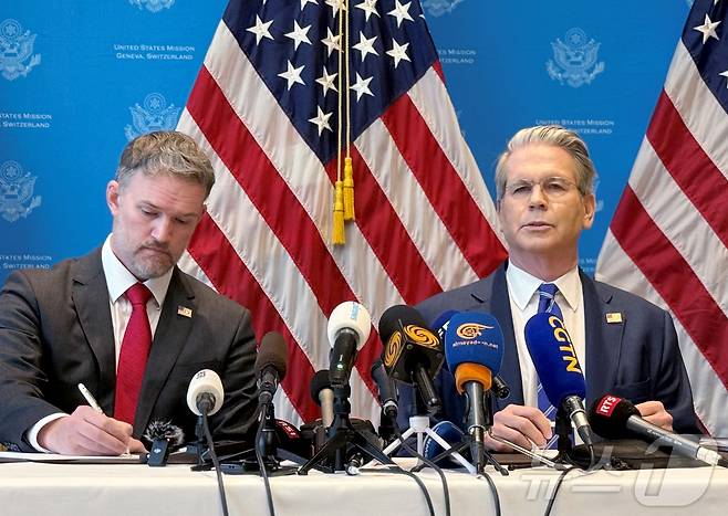 12일(현지시간) 스콧 베선트 미국 재무장관(오른쪽)과 제이미슨 그리어 미국 무역대표부(USTR) 대표가 스위스 제네바에서 기자회견을 열고 미중 무역협상 결과를 설명하고 있다. 2025.05.12 ⓒ 로이터=뉴스1 ⓒ News1 김지완 기자