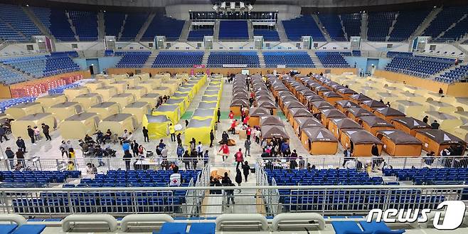 강릉시 난곡동 야산에 화재가 발생한 11일 오후 강릉아이스아레나에 마련된 이재민 대피소에서 이재민들이 밤을 보내고 있다. 2023.4.11/뉴스1 ⓒ News1 박세연 기자