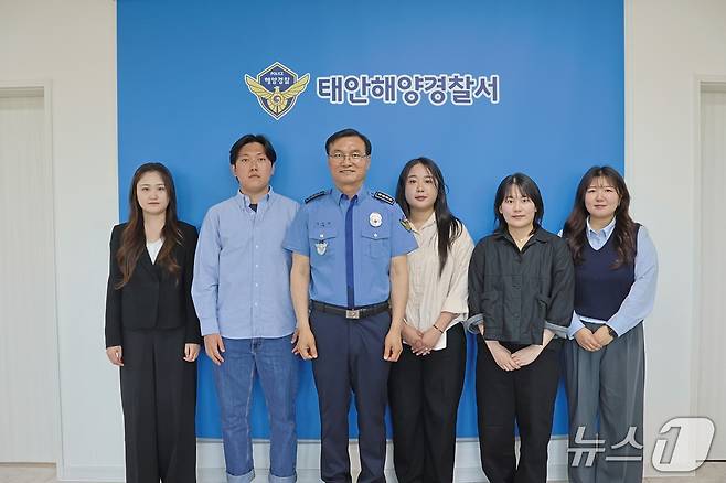 김진영 태안해양경찰서장과 청년 인턴 5명. (태안해경 젝경, 재판매 및 DB금지) / 뉴스1