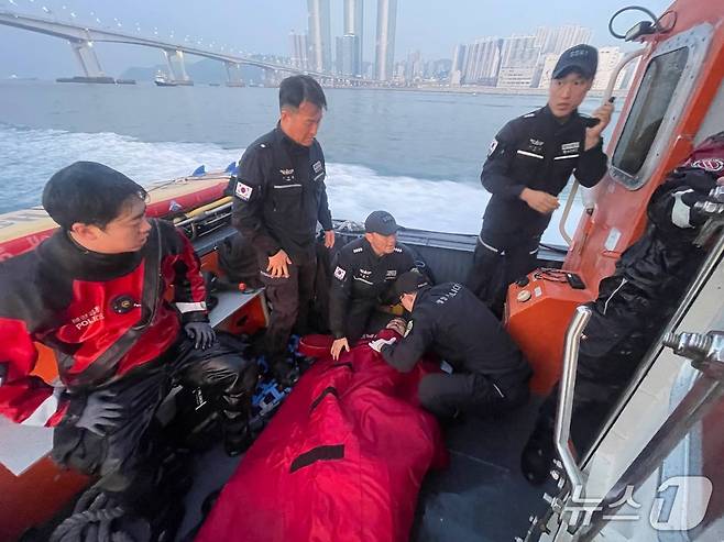 13일 오전 해경이 익수자를 구조하고 있다.(부산해경 제공. 재판매 및 DB 금지)