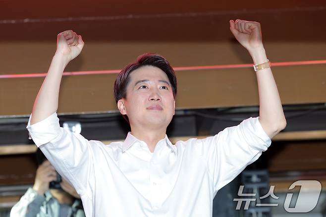 이준석 개혁신당 대통령 후보가 공식 선거운동이 시작된 12일 서울 중구 청계광장에서 가진 서울 첫 집중유세에서 지지를 호소하고 있다. 2025.5.12/뉴스1 ⓒ News1 박정호 기자