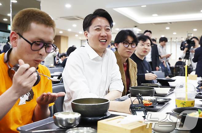 이준석 개혁신당 대통령 후보가 12일 오전 서울 서대문구 연세로 연세대학교에서 본격적인 선거 유세 활동에 나서며 학생들과 만나 점심 식사를 하고 있다. (공동취재) 2025.5.12/뉴스1 ⓒ News1 박정호 기자
