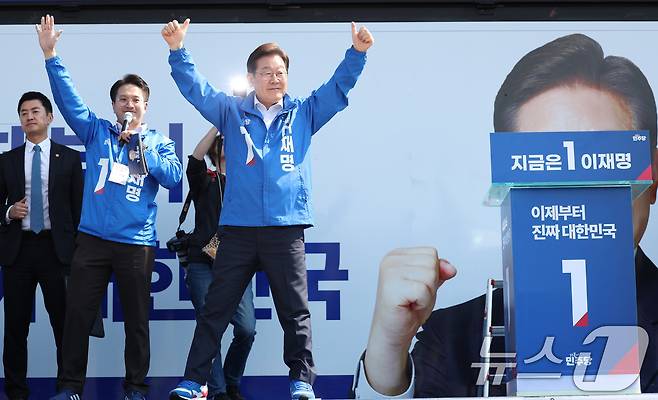 이재명 더불어민주당 대통령 후보가 제21대 대통령 선거 공식 선거운동 첫 날인 12일 오후 경기 화성시 동탄 센트럴파크 음악분수중앙광장에서 지지를 호소하고 있다. (공동취재) 2025.5.12/뉴스1 ⓒ News1 안은나 기자