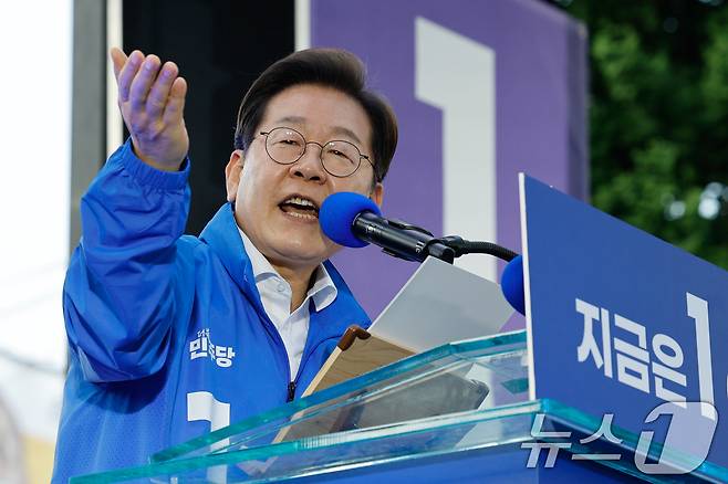 이재명 더불어민주당 대통령 후보가 제21대 대통령 선거 공식 선거운동 첫날인 12일 오후 대전 중구 으능정이거리 스카이로드에서 지지를 호소하고 있다. 2025.5.12/뉴스1 ⓒ News1 안은나 기자