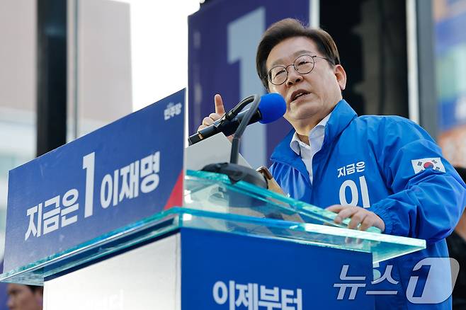 이재명 더불어민주당 대통령 후보가 제21대 대통령 선거 공식 선거운동 첫날인 12일 오후 대전 중구 으능정이거리 스카이로드에서 지지를 호소하고 있다. 2025.5.12/뉴스1 ⓒ News1 안은나 기자