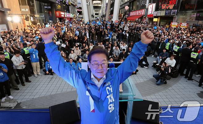 이재명 더불어민주당 대통령 후보가 제21대 대통령 선거 공식 선거운동 첫날인 12일 오후 대전 중구 으능정이거리 스카이로드에서 유세에 앞서 두팔을 들어보이고 있다. (공동취재) 2025.5.12/뉴스1 ⓒ News1 안은나 기자