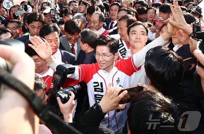 제21대 대통령 선거 공식 선거운동 첫날인 12일 김문수 국민의힘 대통령 후보가 대구 중구 서문시장에서 유세를 하기 위해 입장하고 있다. 2025.5.12/뉴스1 ⓒ News1 김민지 기자