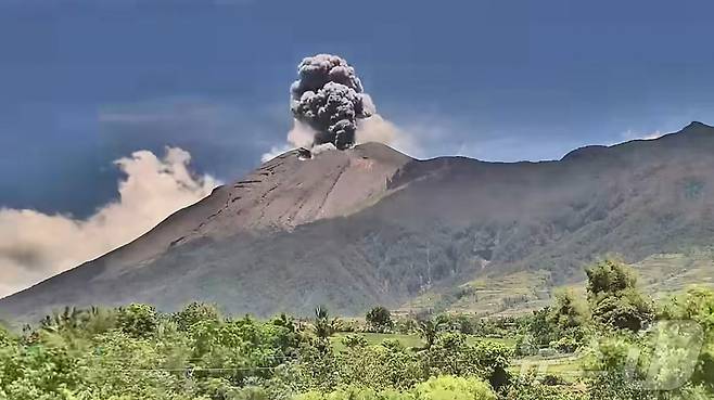 지난달 14일(현지 시간) 필리핀 네그로스 섬에 있는 칸라온 화산이 분회해 화산재를 내뿜고 있다. 2025.04.17 ⓒ AFP=뉴스1 ⓒ News1 우동명 기자