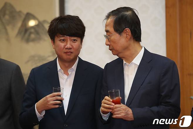 한덕수 국무총리와 이준석 국민의힘 대표가 6일 오전 서울 삼청동 총리공관에서 윤석열 정부 출범 뒤 처음으로 열린 고위 당정 협의회에서 이야기를 나누고 있다. 2022.7.6/뉴스1 ⓒ News1 임세영 기자