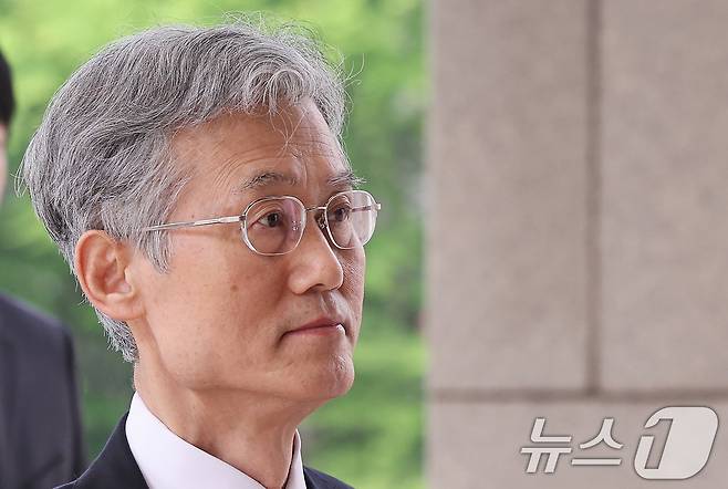 조희대 대법원장이 13일 오전 서울 서초구 대법원으로 출근을 하고 있다. 2025.5.13/뉴스1 ⓒ News1 이동해 기자