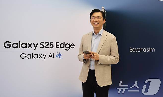 임성택 삼성전자 한국총괄 부사장이 13일 오전 서울 삼성 강남에서 열린 갤럭시S25 엣지 미디어행사에서 제품을 소개하고 있다. 갤럭시 S25 엣지의 두께는 5.8㎜(기본모델 7.2㎜) 수준으로 역대 갤럭시 시리즈 중 가장 얇다 2025.5.13/뉴스1 ⓒ News1 장수영 기자