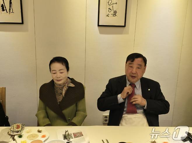 12일 조형아트서울(PLAS) 2025 기자간담회. 조직위원장 이희범 부영그룹 회장(오른쪽)과 운영위원장 손성례 청작화랑 대표. ⓒ 뉴스1 김정한 기자