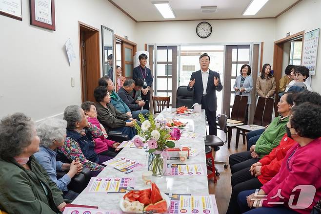 김성제 경기 의왕시장(가운데)이 지난 12일 지역 경로당을 찾아 'SK텔레콤 유심 해킹 사태'에 따른 피해 예방 행동 요령을 알리고 있다. (의왕시 제공. 재판매 및 DB 금지) 2025.5.13/뉴스1