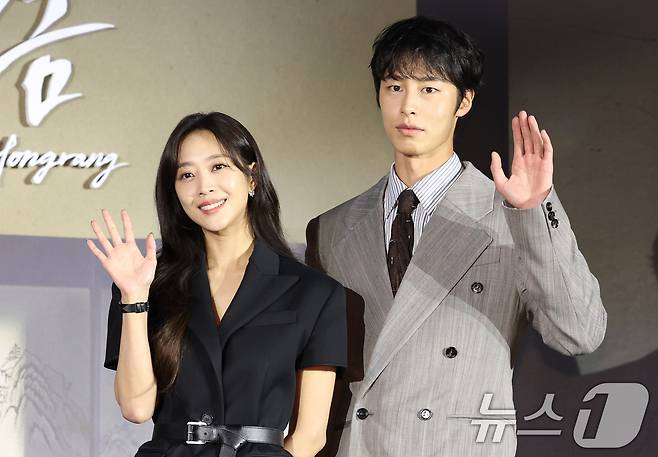 배우 조보아와 이재욱(오른쪽)이 13일 서울 구로구 라마다서울 신도림 호텔에서 열린 넷플릭스 시리즈 '탄금' (극본 김진아/연출 김홍선) 제작발표회에 참석해 포즈를 취하고 있다. '탄금'은 실종되었던 조선 최대 상단의 아들 홍랑(이재욱 분)이 기억을 잃은 채 12년 만에 돌아오고, 이복누이 재이(조보아 분)만이 그의 실체를 의심하는 가운데 둘 사이 싹트는 알 수 없는 감정을 그린 미스터리 멜로 사극이다. 2025.5.13/뉴스1 ⓒ News1 권현진 기자