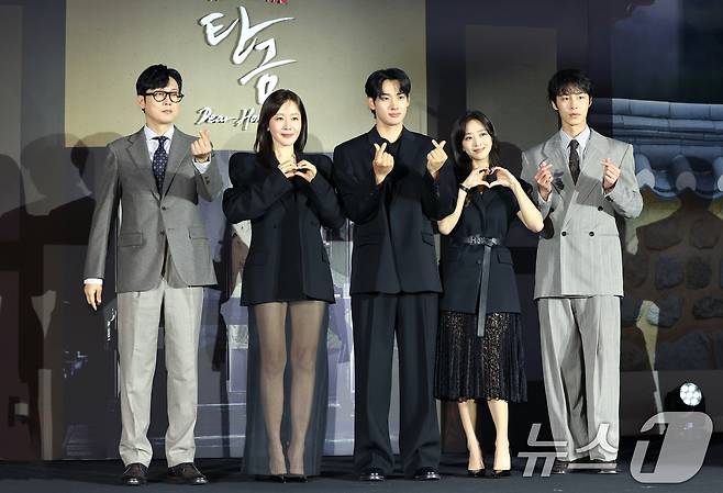 배우 박병은(왼쪽부터)과 엄지원, 정가람, 조보아, 이재욱이 13일 서울 구로구 라마다서울 신도림 호텔에서 열린 넷플릭스 시리즈 '탄금' (극본 김진아/연출 김홍선) 제작발표회에 참석해 포즈를 취하고 있다. '탄금'은 실종되었던 조선 최대 상단의 아들 홍랑(이재욱 분)이 기억을 잃은 채 12년 만에 돌아오고, 이복누이 재이(조보아 분)만이 그의 실체를 의심하는 가운데 둘 사이 싹트는 알 수 없는 감정을 그린 미스터리 멜로 사극이다. 2025.5.13/뉴스1 ⓒ News1 권현진 기자