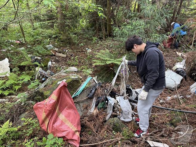 지난 11일 제주시 구좌읍 덕천리 북오름 주변 곶자왈에 버려진 폐기물.(곶자왈사람들 제공. 재판매 및 DB 금지) ⓒ News1 홍수영 기자