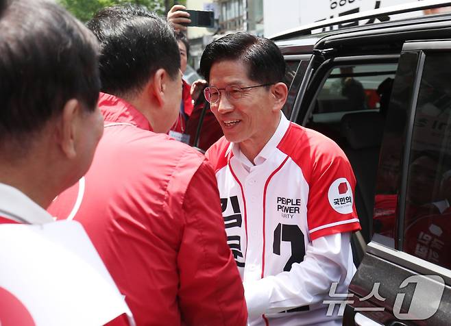 김문수 국민의힘 대통령 후보가 제21대 대통령 선거 공식 선거운동 둘째 날인 13일 울산 중구 성남동 젊음의거리 일원에서 박성민 의원(울산 중구)과 악수를 하고 있다. 2025.5.13/뉴스1 ⓒ News1 조민주 기자