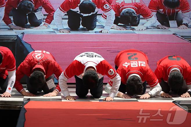 김문수 국민의힘 대통령 후보가 선거운동 이틀째를 맞은 13일 울산 중구 뉴코아아울렛 앞에서 지지를 호소하고 있다. (공동취재) 2025.5.13/뉴스1 ⓒ News1 김민지 기자