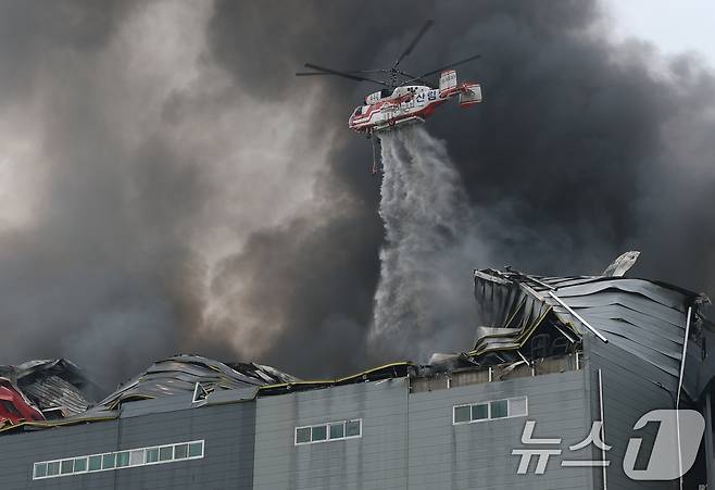 13일 오후 경기 이천시 부발읍 소재 대형 물류창고에서 화재가 발생해 검은 연기가 치솟고 있다. 2025.5.13/뉴스1 ⓒ News1 김영운 기자