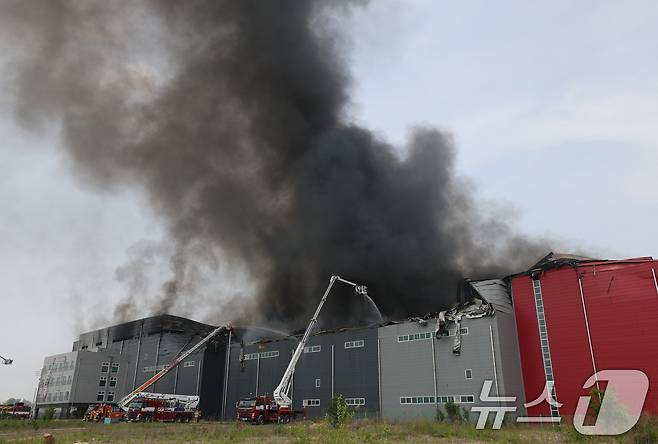13일 오후 경기 이천시 부발읍 소재 대형 물류창고에서 화재가 발생해 검은 연기가 치솟고 있다. 2025.5.13/뉴스1 ⓒ News1 김영운 기자