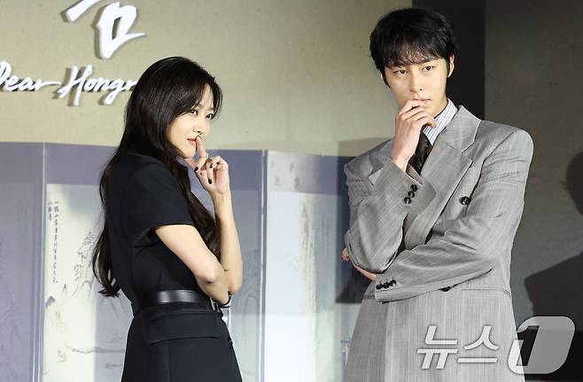 배우 조보아와 이재욱(오른쪽)이 13일 서울 구로구 라마다서울 신도림 호텔에서 열린 넷플릭스 시리즈 '탄금' (극본 김진아/연출 김홍선) 제작발표회에 참석해 포즈를 취하고 있다. ⓒ News1 권현진 기자