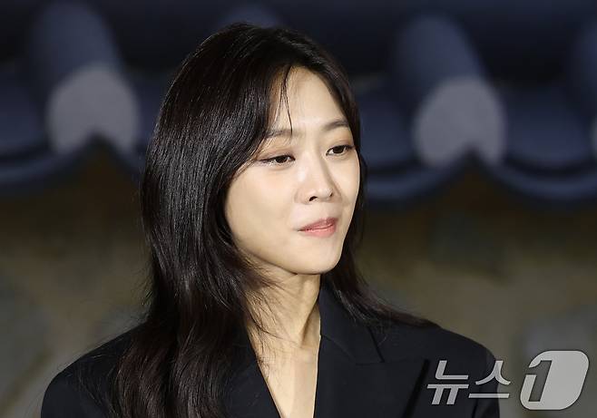 배우 조보아가 13일 서울 구로구 라마다서울 신도림 호텔에서 열린 넷플릭스 시리즈 '탄금' (극본 김진아/연출 김홍선) 제작발표회에 참석해 결혼 후 첫 복귀작이 주연 배우 김수현 리스크로 변경된 것에 대한 취재진의 질문을 듣고 있다. ⓒ News1 권현진 기자