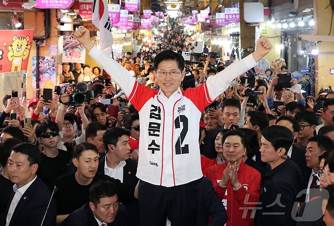 김문수 국민의힘 대통령 후보가 선거운동 이틀째를 맞은 13일 울산 남구신정시장을 찾아 지지를 호소하고 있다. (공동취재) 2025.5.13/뉴스1 ⓒ News1 김민지 기자