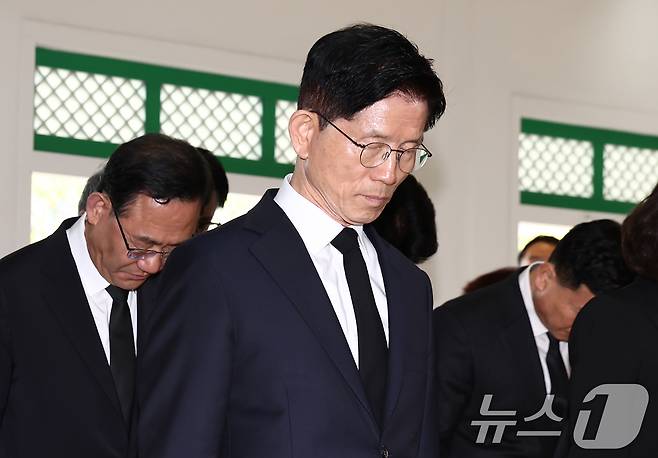 김문수 국민의힘 대통령 후보가 13일 오전 대구 동구 국립신암선열공원을 찾아 참배하고 있다. 2025.5.13/뉴스1 ⓒ News1 김민지 기자