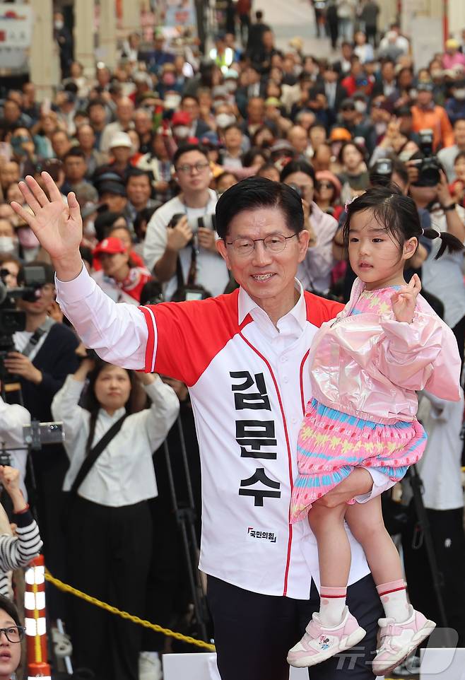 국민의힘 김문수 대선 후보가 13일 울산 뉴코아아울렛 앞에서 유세를 하고 있다. (공동취재) 2025.5.13/뉴스1 ⓒ News1 김민지 기자