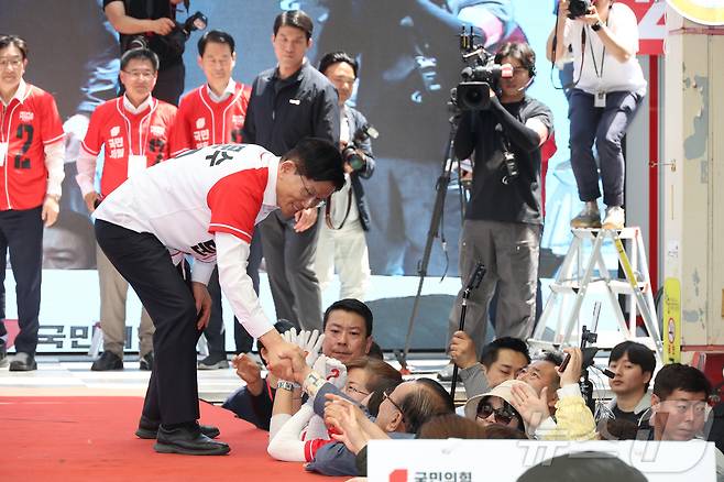 김문수 국민의힘 대통령 후보가 선거운동 이틀째를 맞은 13일 울산 중구 뉴코아아울렛 앞에서 지지를 호소하고 있다. (공동취재) 2025.5.13/뉴스1 ⓒ News1 김민지 기자