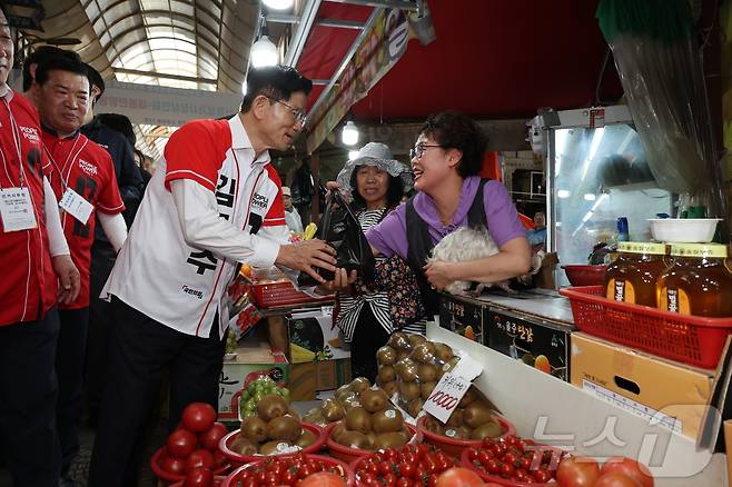 김문수 국민의힘 대통령 후보가 13일 울산 남구 신정시장에서 유세를 하고 있다. (공동취재) 2025.5.13/뉴스1 ⓒ News1 김민지 기자