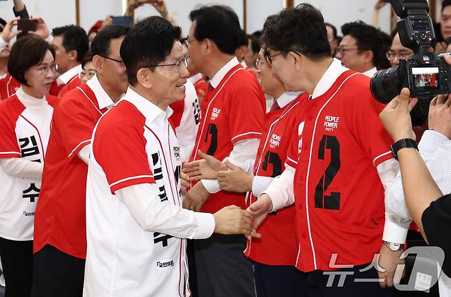 김문수 국민의힘 대통령 후보가 13일 대구시당에서 열린 대구경북 선대위 출정식 및 임명장 수여식에서 공동선대위원장을 맡은 권성동 원내대표와 인사하고 있다. 2025.5.13/뉴스1 ⓒ News1 김민지 기자