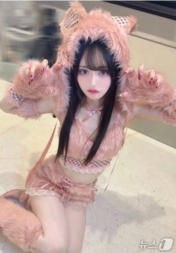 사토의 코스프레 모습 - SCMP 갈무리