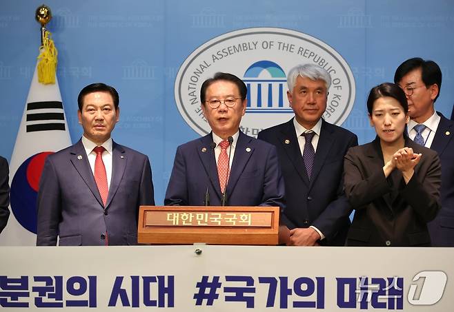 (괴산=뉴스1) 이성기 기자 = 송인헌 충북 괴산군수가 13일 국회 소통관에서 열린 기자회견에서 자치분권 대선공약 반영을 촉구하고 있다.(괴산군 제공)/뉴스1