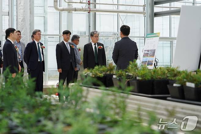 임상섭 산림청장(오른쪽에서 두 번째)이 국립세종수목원 자생식물 종자 공급센터를 둘러보고 있다.(산림청 제공.재판매 및 DB금지)/뉴스1