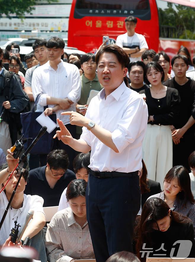 이준석 개혁신당 대통령 후보가 13일 대구 북구 경북대를 찾아 학생들과 점심 식사를 앞두고 복지관 앞에서 발언하고 있다. 2025.5.13/뉴스1 ⓒ News1 공정식 기자
