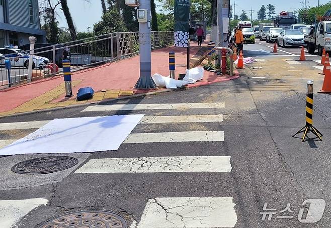 13일 오전 굴삭기에서 샌 기름으로 인해 제주대학교병원 인근 도로가 미끄러워 70대 보행자가 넘어져 다치는 사고가 발생했다.(제주도소방안전본부 제공. 재판매 및 DB 금지)