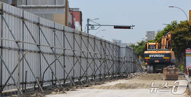 제주시가 산지로(제주시 동문로터리~산지천 용진교) 450m 구간 '제주형 탄소중립 도로 환경 개선 사업'에 착공, 사괴석을 걷어내고 있다./뉴스1