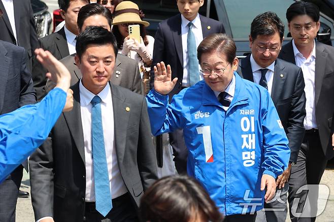 이재명 더불어민주당 대통령 후보가 대표적 험지인 대구·경북(TK) 지역 유세에 돌입한 13일 오전 경북 구미역 광장에 도착해 인사하고 있다. (공동취재) 2025.5.13/뉴스1 ⓒ News1 안은나 기자