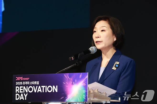 오영주 중소벤처기업부 장관이 13일 서울 영등포구 페어몬트 앰배서더 호텔에서 열린 '2025 초격차 스타트업 Renovation Day'에서 인사말을 하고 있다.(중소벤처기업부 제공)