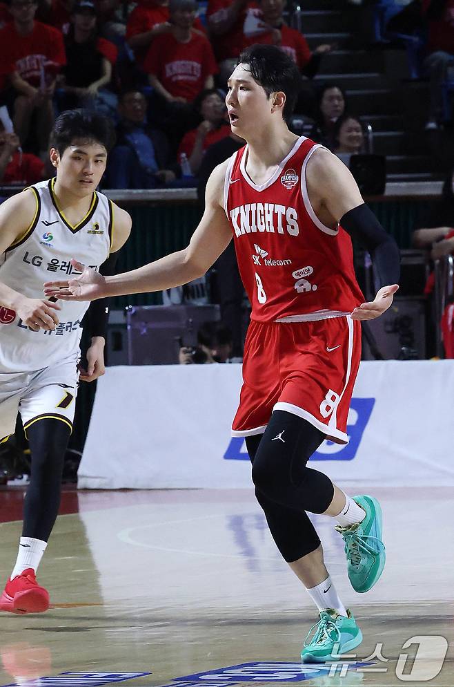 13일 오후 서울 송파구 잠실학생체육관에서 열린 '2024-25 KCC 프로농구 챔피언결정전 5차전' 창원 LG 세이커스와 서울 SK 나이츠의 경기에서 SK 안영준이 득점 후 환호하고 있다. 2025.5.13/뉴스1 ⓒ News1 박세연 기자