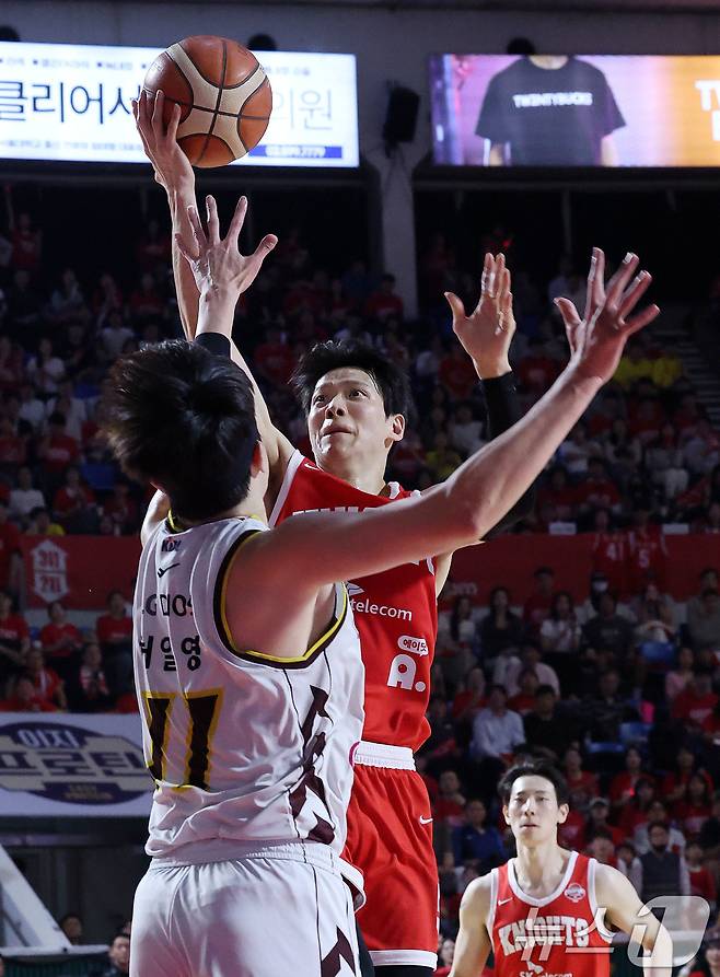 13일 오후 서울 송파구 잠실학생체육관에서 열린 '2024-25 KCC 프로농구 챔피언결정전 5차전' 창원 LG 세이커스와 서울 SK 나이츠의 경기에서 SK 김선형이 골밑 슛을 하고 있다. 2025.5.13/뉴스1 ⓒ News1 박세연 기자