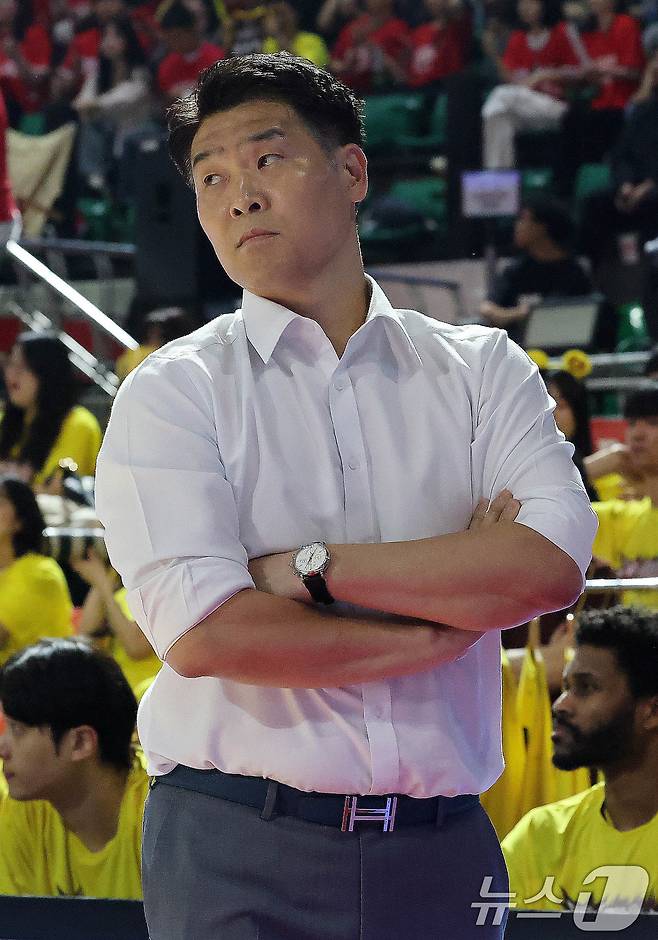 13일 오후 서울 송파구 잠실학생체육관에서 열린 '2024-25 KCC 프로농구 챔피언결정전 5차전' 창원 LG 세이커스와 서울 SK 나이츠의 경기에서 LG 조상현 감독이 경기를 지켜보고 있다. 2025.5.13/뉴스1 ⓒ News1 박세연 기자