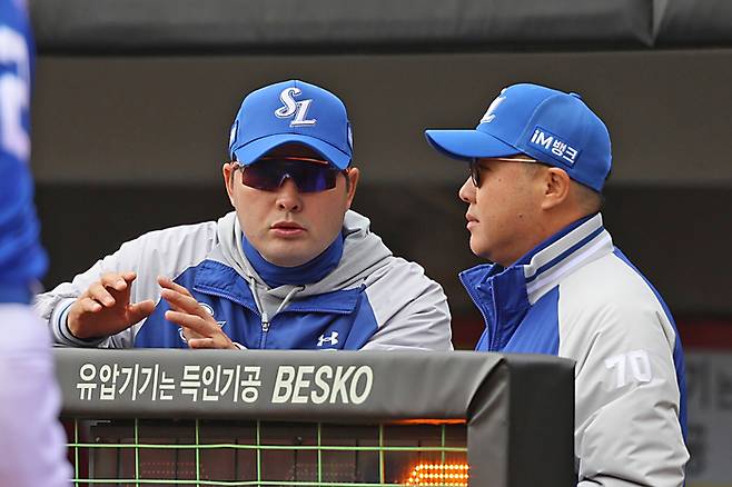 1군 정대현 수석코치(왼쪽)가 퓨처스 감독으로 보직 이동했다. 사진 | 삼성 라이온즈