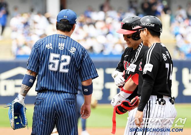 옛 동료 1루수 박병호와 반갑게 인사를 나눴던 박동원.