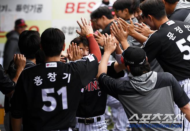 박동원이 쉴 수 있게 박해민은 세리머니를 가로챘다.
