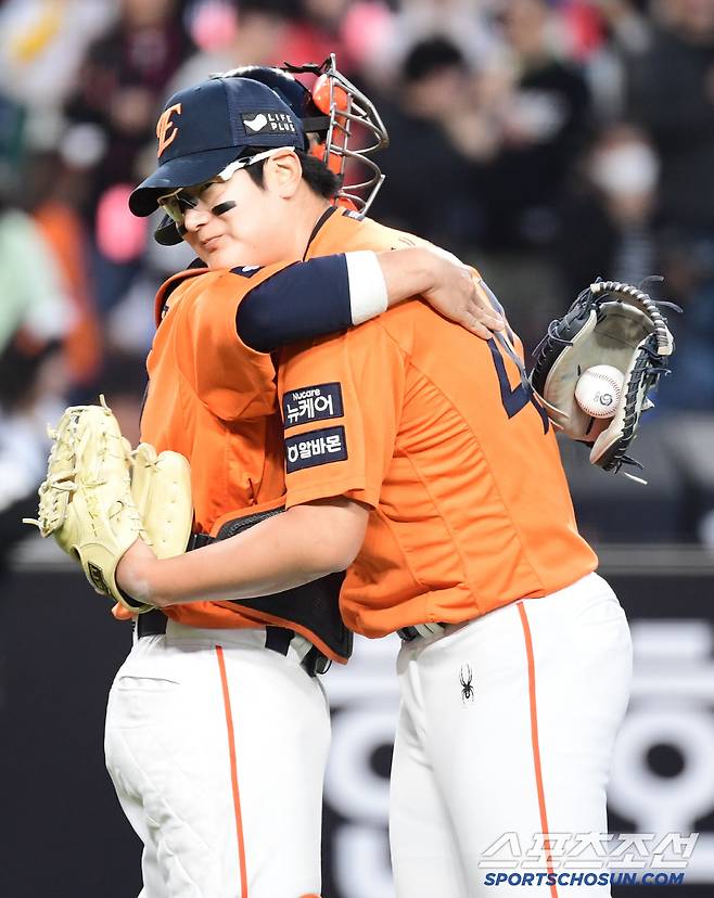 경기 종료 후 최재훈 포수와 포옹을 나누고 있는 김서현.