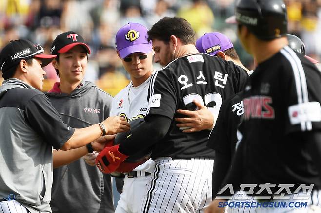 6일 잠실구장에서 열린 두산 베어스와 LG 트윈스의 경기. 8회초 무사 1루 LG 문보경 내야 땅볼 때 2루로 향하던 오스틴이 2루수 강승호와 충돌 후 통증을 호소하고 있다. 잠실=박재만 기자 pjm@sportschosun.com/2025.05.06/